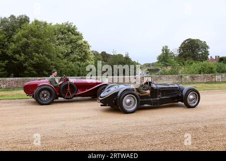 Alfa Romeo 8C-2300 Monza (1933) e Bugatti Type 59 (1934), Concours of Elegance 2023, Hampton Court Palace, Londra, Regno Unito, Europa Foto Stock