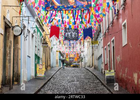 Splendida vista sulle tradizionali bandiere colorate che decorano le strade Foto Stock