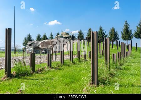 Ricostruzione del casemate di Esch come parte della linea Maginot con recinzione in filo spinato, binari anticarro e carri armati M4 Sherman, Hatten, Alsazia, Francia, Euro Foto Stock