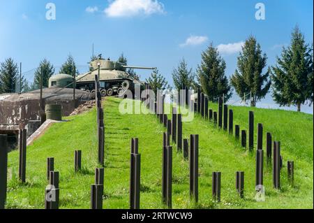 Ricostruzione del casemate di Esch come parte della linea Maginot con recinzione in filo spinato, binari anticarro e carri armati M4 Sherman, Hatten, Alsazia, Francia, Euro Foto Stock