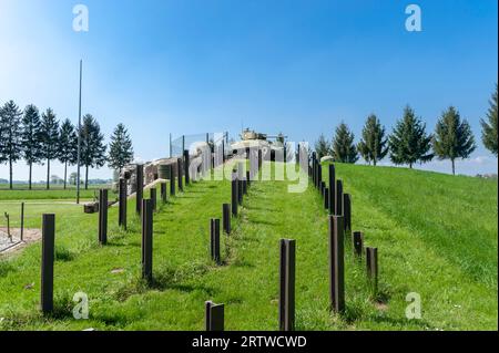 Ricostruzione del casemate di Esch come parte della linea Maginot con recinzione in filo spinato, binari anticarro e carri armati M4 Sherman, Hatten, Alsazia, Francia, Euro Foto Stock