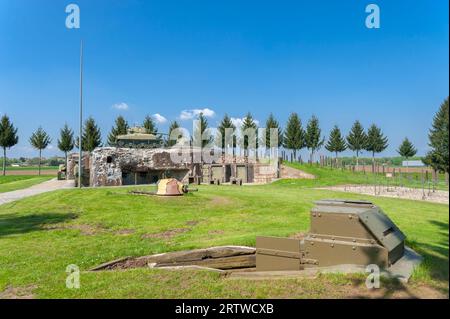 Esch casemate come parte dell'ex Maginot Line. Qui bunker con carri M4 Sherman, Hatten, Alsazia, Francia, Europa Foto Stock