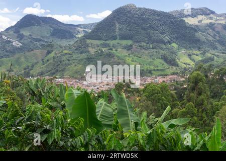 Il villaggio di Jardin si trova in una valle nella regione montuosa di Antioquia, Colombia Foto Stock