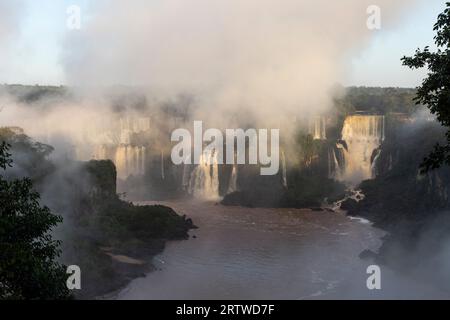 Splendida vista delle cascate dell'Iguazú e della verde foresta pluviale Foto Stock