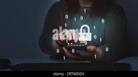 Donna con protezione smartphone con autenticazione a due fattori. La sicurezza informatica e la privacy proteggono i dati. Privacy online personale. Minaccia di cyber hacker. Foto Stock