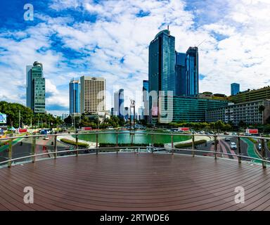Giacarta, CIRCA ottobre 2022 - Hotel Indonesia (HI) Roundabout (o Bundaran HI) e Tugu Selamat Datang (Monumento di benvenuto) sono famosi luoghi di interesse di Giacarta; Foto Stock