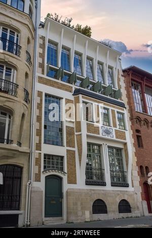 Parigi, edificio tipico Art Deco nel 14° arrondissement, bella facciata Foto Stock