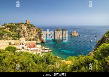 Faraglioni di Scopello - i faraglioni di Scopello, tre cime rocciose in mare vicino alla città di Castellammare del Golfo nella Sicilia nord-occidentale, Italia, Europa. Foto Stock