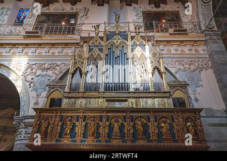 Enna - 25 novembre 2022: Organo a canne, parte dell'interno della Cattedrale di Enna, Sicilia, Italia. Foto Stock