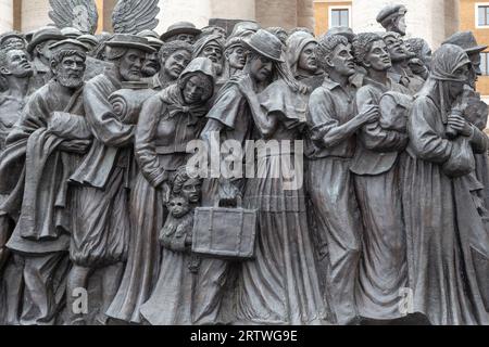 ROMA, VATICANO - 9 MARZO 2023: Questo è un frammento del monumento ai migranti "Angeli non lo sanno" (di Timothy Schmaltz). Foto Stock