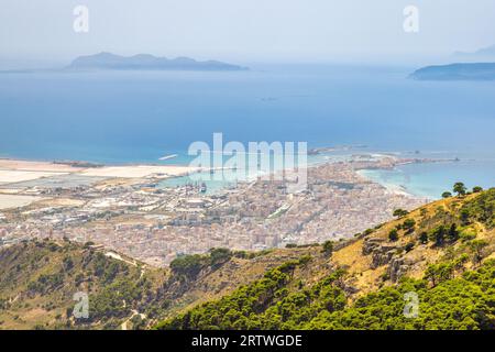 Vista di Trapani dalla città di Erice in Sicilia, Italia, Europa. Foto Stock