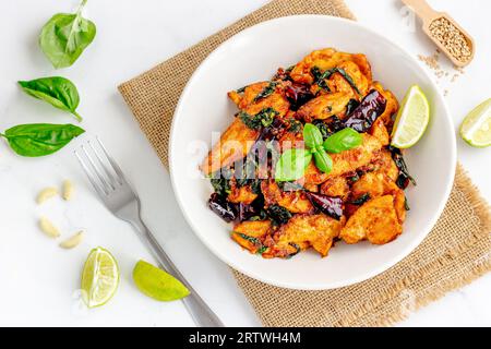 Mescolare il pollo fritto con il basilico, foto dell'antipasto asiatico con pollo dall'alto Foto Stock