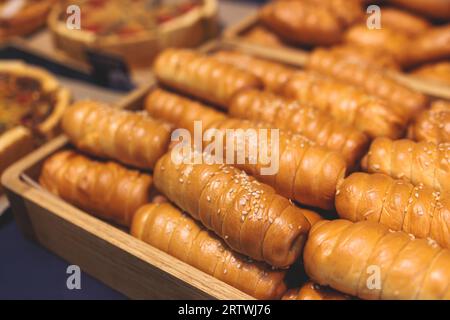 Pasticceria e panetteria, assortimento di diversi tipi di pasticceria, torta al piatto, dessert al forno, catering o caffetteria, tavolo da forno, set di panetteria Foto Stock