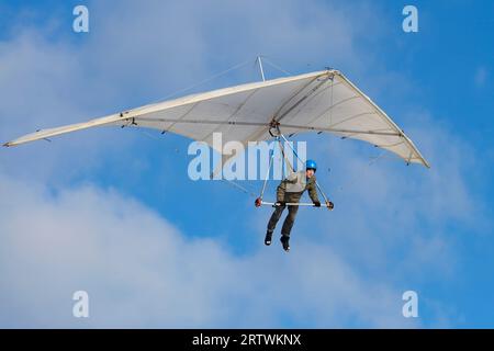 Pilota che impara a volare su un'ala d'epoca rogallo hangglider Foto Stock