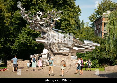 Turisti al Monumento ai difensori dell'ufficio postale polacco di Wincenty Kućma a Danzica, Polonia, Europa, UE Foto Stock