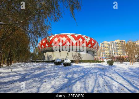 CONTEA DI LUANNAN, Cina - 8 novembre 2021: Paesaggio architettonico urbano sulla neve, Cina settentrionale Foto Stock