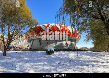 CONTEA DI LUANNAN, Cina - 8 novembre 2021: Paesaggio architettonico urbano sulla neve, Cina settentrionale Foto Stock