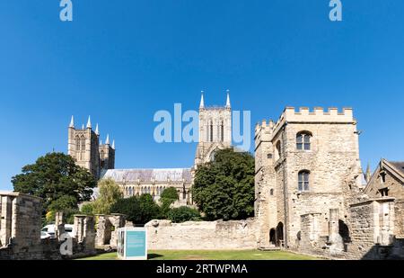 La cattedrale di Lincoln veizzata dalla West Hall of the Bishops Palace, Lincoln City, Lincolnshire, Inghilterra, Regno Unito Foto Stock