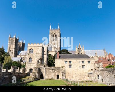 Palazzo vescovile medievale con la cattedrale di Lincoln sullo sfondo, Lincoln City, Lincolnshire, Inghilterra, Regno Unito Foto Stock