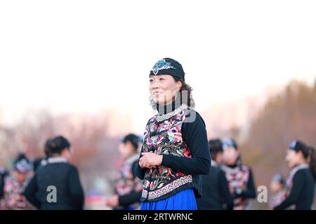 CONTEA DI LUANNAN, Cina - 14 novembre 2021: La bella signora sta giocando nel parco, nel nord della Cina Foto Stock