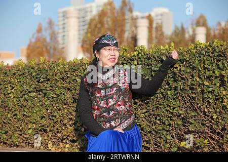 CONTEA DI LUANNAN, Cina - 14 novembre 2021: La bella signora sta giocando nel parco, nel nord della Cina Foto Stock