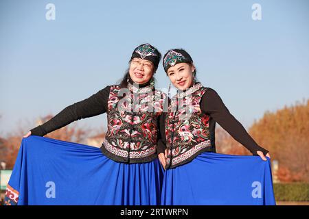 CONTEA DI LUANNAN, Cina - 14 novembre 2021: La bella signora sta giocando nel parco, nel nord della Cina Foto Stock