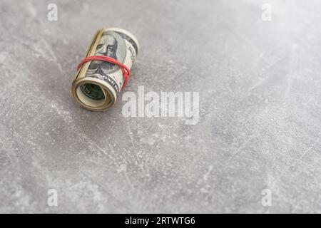 le libbre del denaro sono isolate su sfondo bianco, le banconote del denaro contante sono arrotolate con fasce elastiche. Foto Stock