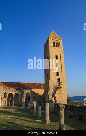 Vista dei campanili e delle torri sull'isola di Rab in Croazia Foto Stock