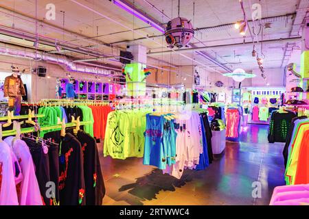 Londra, Regno Unito - 17 maggio 2023: All'interno del negozio Cyberdog nel mercato di Camden Town. Catena di vendita al dettaglio di musica trance e abbigliamento cyber, specializzata in luminoso e fluo Foto Stock