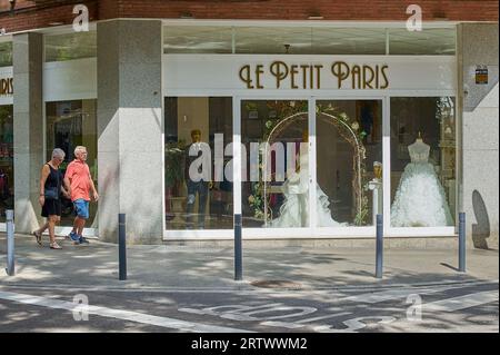 Viladecans, Spagna - 15 settembre 2023: Selezione di splendidi abiti di moda appesi a scaffali nel guardaroba femminile. Una grande varietà di coaguli frizzanti Foto Stock