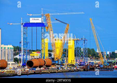 Produzione di nuove turbine eoliche giganti presso lo Smulders Howdon sul cantiere Tyne contro il cielo blu Foto Stock