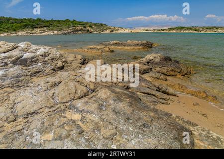 Spiagge di ciottoli Isola di Rab Vacanze estive in Croazia Foto Stock