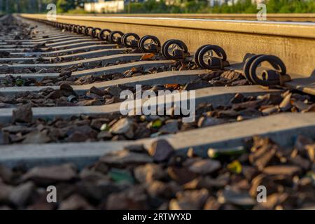 Binari ferroviari, trazione ad alta tensione, treno pendolino Foto Stock