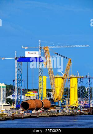 Produzione di nuove turbine eoliche giganti presso lo Smulders Howdon sul cantiere Tyne contro il cielo blu Foto Stock