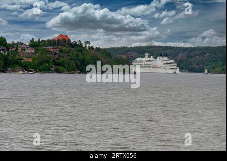 Navi da crociera Crystal Symphony naviga nell'arcipelago di Stoccolma, Svezia, Stoccolma, yacht a vela dell'arcipelago di Stoccolma - 25 luglio 2011 Foto Stock