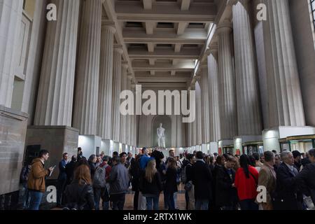 Buenos Aires, Argentina. 14 settembre 2023. La candidata alla presidenza dello spazio politico Juntos por el cambio, Patricia Bullrich, ha presentato il suo libro "De un día para otro" (da un giorno all'altro) di fronte a un grande pubblico nel quadro della campagna elettorale. A Buenos Aires, Argentina, il 14 settembre 2023. Ha presentato il libro insieme al suo compagno di corsa, il candidato alla vicepresidenza Luis Petri. Nella foto: Il pubblico nella sala in attesa di entrare nell'evento. (Foto di Esteban Osorio/Sipa USA) credito: SIPA USA/Alamy Live News Foto Stock