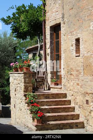 Monticchiello, Toscana, Italia. Tipica casa di campagna all'interno di un piccolo villaggio. Foto Stock