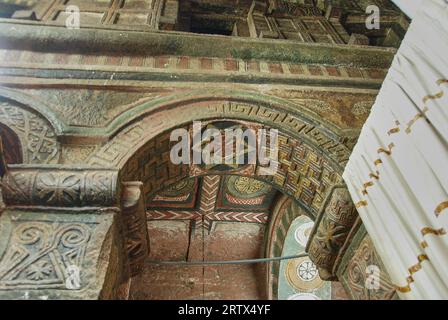 Lalibela, Etiopia - 06 08 2011: Interno delle chiese ortodosse scavate nella roccia di Lalibela in Etiopia. Foto Stock