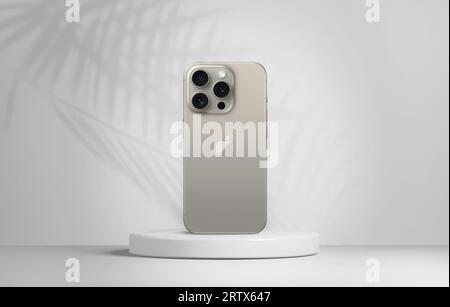 Antalya, Turchia - 14 settembre 2023: Nuovo set di mockup professionale per iPhone 15 Natural Titanium con angoli anteriori e posteriori Foto Stock