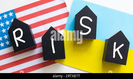 Concetto di strategia aziendale. La mano femminile capovolge i cubi di legno con l'aumento di parola a rischio su sfondo azzurro chiaro. CopySpace per l'annuncio, offerta Foto Stock