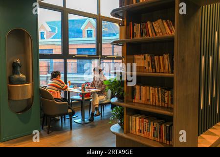 Tangshan, Cina - 16 dicembre 2021: La signora che legge in biblioteca, Cina settentrionale Foto Stock