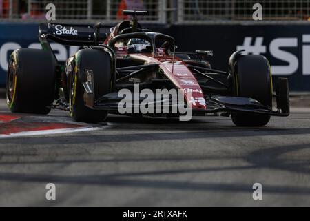 Circuito di Marina Bay Street, Singapore. 15 settembre 2023. 2023 Formula 1 Singapore Airlines Gran Premio di Singapore; giornata delle prove libere; numero 77 pilota Alfa Romeo Valtteri Bottas durante la prova 1 credito: Action Plus Sports/Alamy Live News Foto Stock