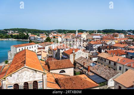 Vista dal campanile del complesso della basilica Eufrasiana attraverso i tetti di tegole rosse del centro storico di Poreč sulla penisola istriana della Croazia Foto Stock