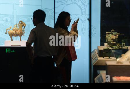 Pechino, Cina. 15 settembre 2023. La gente visita il Museo Archeologico Cinese a Pechino, capitale della Cina, 15 settembre 2023. Il Museo Archeologico Cinese è stato aperto al pubblico il venerdì. Crediti: Li He/Xinhua/Alamy Live News Foto Stock