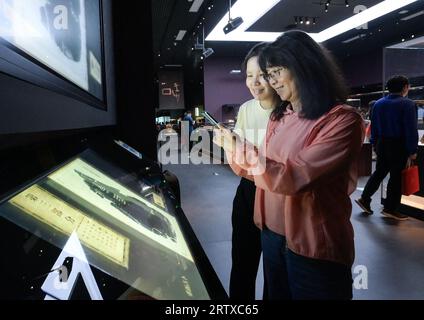 Pechino, Cina. 15 settembre 2023. La gente visita il Museo Archeologico Cinese a Pechino, capitale della Cina, 15 settembre 2023. Il Museo Archeologico Cinese è stato aperto al pubblico il venerdì. Crediti: Li He/Xinhua/Alamy Live News Foto Stock