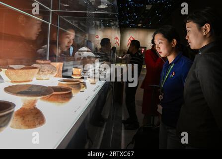 Pechino, Cina. 15 settembre 2023. La gente visita il Museo Archeologico Cinese a Pechino, capitale della Cina, 15 settembre 2023. Il Museo Archeologico Cinese è stato aperto al pubblico il venerdì. Crediti: Li He/Xinhua/Alamy Live News Foto Stock