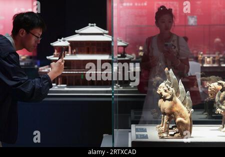 Pechino, Cina. 15 settembre 2023. La gente visita il Museo Archeologico Cinese a Pechino, capitale della Cina, 15 settembre 2023. Il Museo Archeologico Cinese è stato aperto al pubblico il venerdì. Crediti: Li He/Xinhua/Alamy Live News Foto Stock