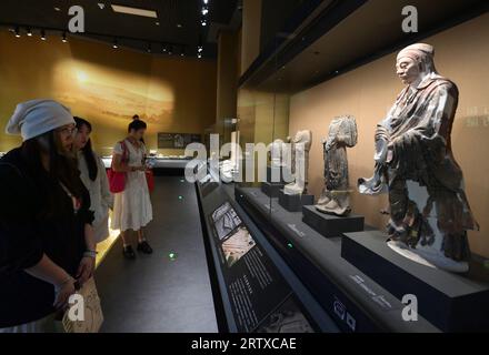 Pechino, Cina. 15 settembre 2023. La gente visita il Museo Archeologico Cinese a Pechino, capitale della Cina, 15 settembre 2023. Il Museo Archeologico Cinese è stato aperto al pubblico il venerdì. Crediti: Li He/Xinhua/Alamy Live News Foto Stock