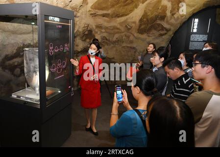 Pechino, Cina. 15 settembre 2023. La gente visita il Museo Archeologico Cinese a Pechino, capitale della Cina, 15 settembre 2023. Il Museo Archeologico Cinese è stato aperto al pubblico il venerdì. Crediti: Li He/Xinhua/Alamy Live News Foto Stock