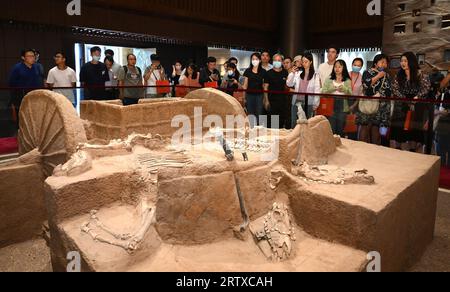 Pechino, Cina. 15 settembre 2023. La gente visita il Museo Archeologico Cinese a Pechino, capitale della Cina, 15 settembre 2023. Il Museo Archeologico Cinese è stato aperto al pubblico il venerdì. Crediti: Li He/Xinhua/Alamy Live News Foto Stock